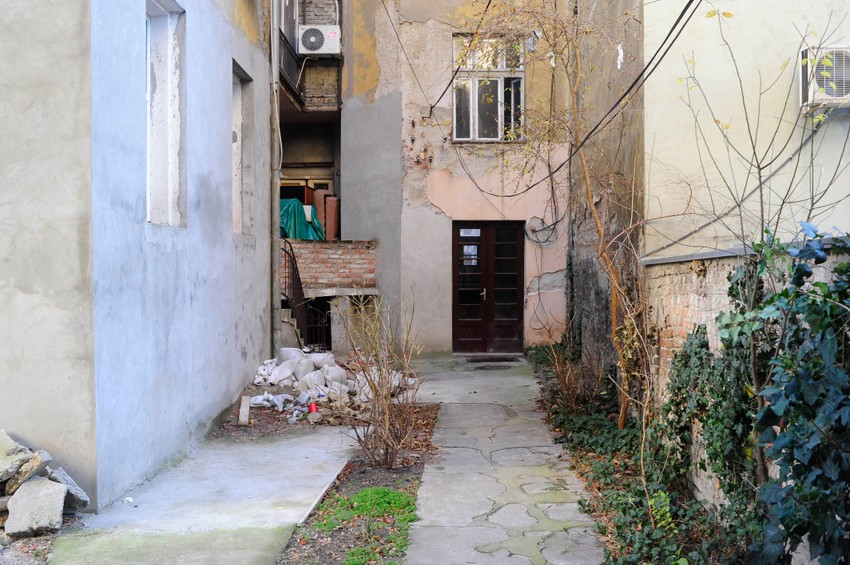 Lavu Tomiću(11) je staklo od ulaznih vrata zgrade na Vračaru preseklo arteriju na ruci, zbog čega je obilno krvario i gotovo gubio svest. 