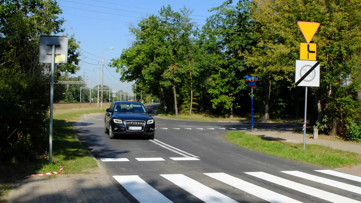 Skrzyżowanie z „pierwszeństwem łamanym”: ten pojazd nie powinien sygnalizować opuszczania drogi z pierwszeństwem, gdyż przez skrzyżowanie przejechał na wprost