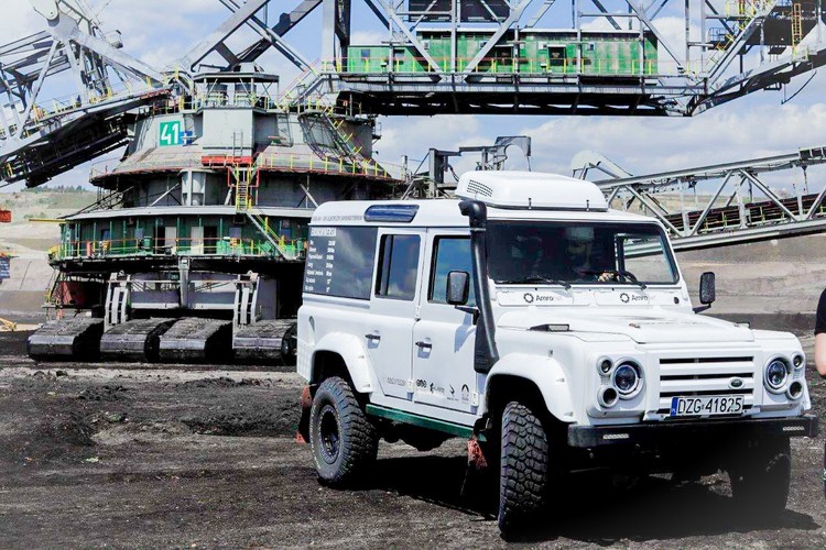 'W PGE GiEK jako pierwsi w Polsce planujemy sprawdzić, jak poradzą sobie elektryczne pojazdy terenowe w warunkach eksploatacyjnych kopalni odkrywkowej. Obecnie jesteśmy już po pierwszej fazie takich testów w Kopalni Węgla Brunatnego Turów. W kolejnym etapie, który rozpoczął się 28 czerwca, pojazd będzie użytkowany przez pracowników kopalni podczas standardowych prac, które na co dzień wykonywane są przez pojazdy terenowe o podobnych parametrach'- podkreślił prezes PGE GiEK Robert Ostrowski. 
<br>
fot. Elektryczna terenówka Sokół 4x4 źródło: PGE GiEK