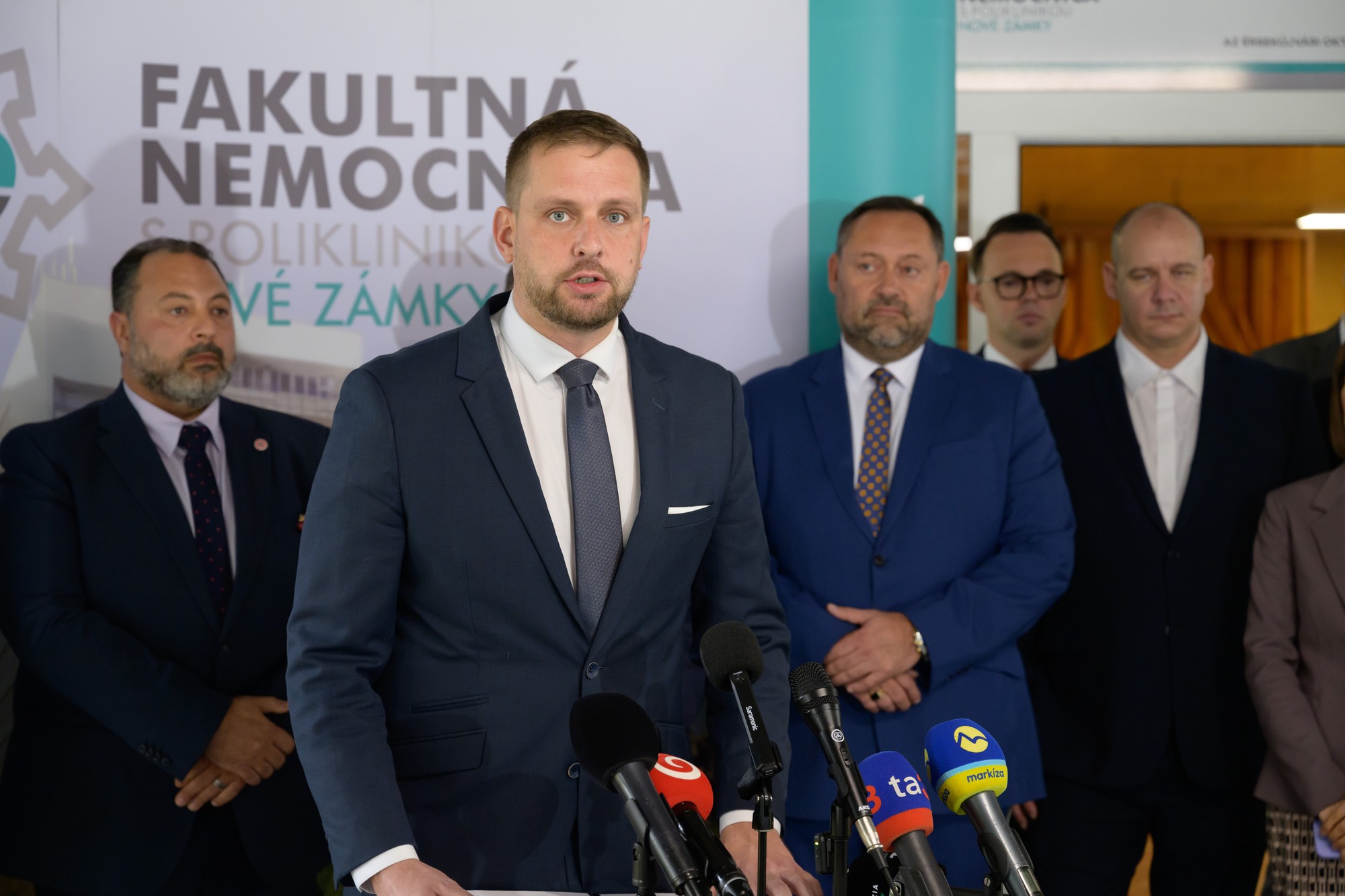 Minister zdravotníctva Kamil Šaško sa účastní na oficiálnom otvorení výstavby staníc záchrannej zdravotnej služby financovaných z Plánu obnovy v areáli Fakultnej nemocnice s poliklinikou v Nových Zámkoch.