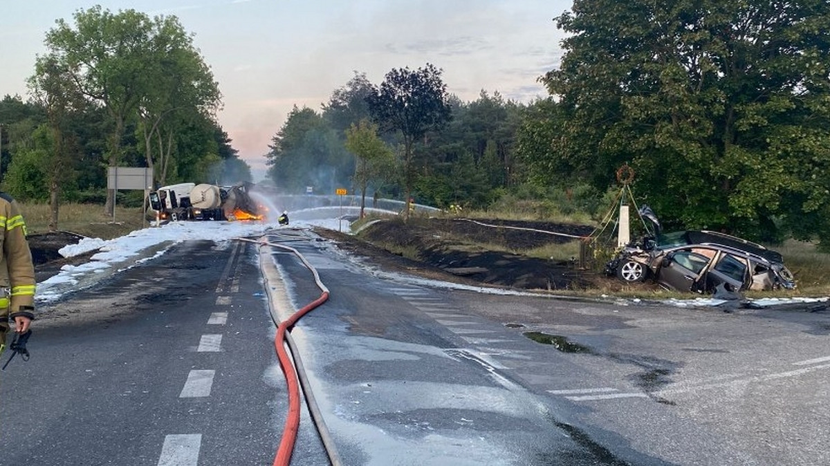 Cysterna z paliwem zapaliła się po zderzeniu z nissanem. Dramatyczne chwile na drodze pod Płońskiem