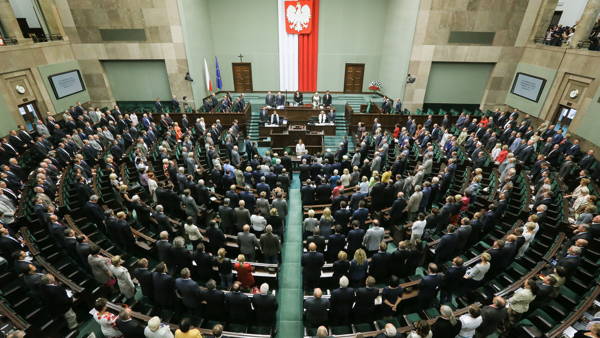 PO, PSL, RP i SLD będą głosować za projektem nowelizacji ustawy o systemie oświaty. Chodzi o objęcie w 2014 r. obowiązkiem szkolnym tylko sześciolatków urodzonych w pierwszej połowie 2008 r. Pozostałe dzieci z tego rocznika pójdą do szkoły w 2015 r. Przeciwko nowelizacji jest PiS i Solidarna Polska.