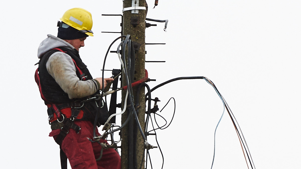 W województwie warmińsko-mazurskim usunięto większość awarii energetycznych spowodowanych silnym wiatrem; prądu nie ma nadal 180 odbiorców - poinformowały służby wojewody.