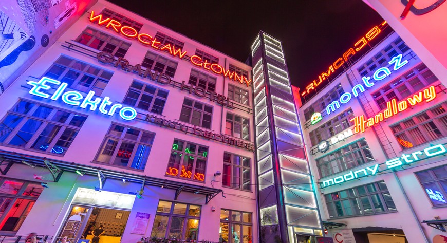 Neony to atrakcja turystyczna Wrocławia. Całkowicie darmowa