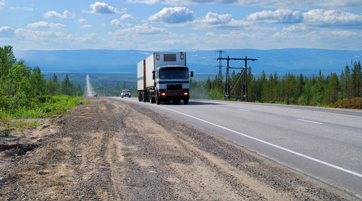 Felborult az M1-es autópályán egy kamion / Fotó: Northfoto