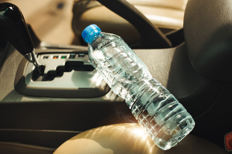 Okrągła plastikowa butelka wypełniona wodą może wywołać pożar