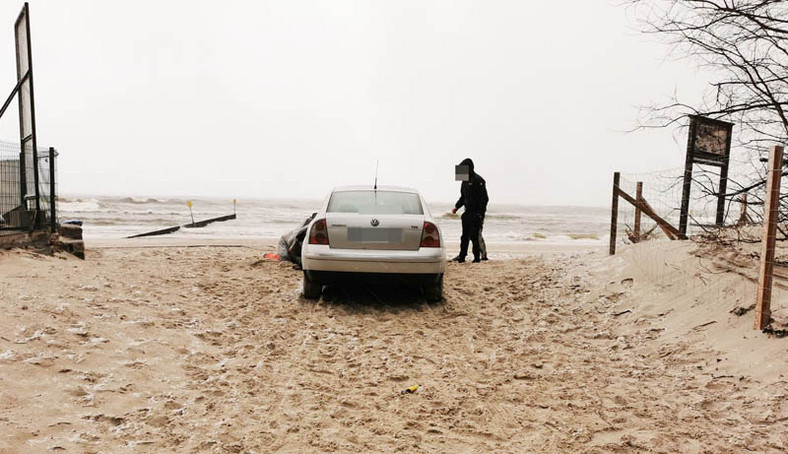 Volkswagen Passat zakopany na plaży nieopodal Kołobrzegu