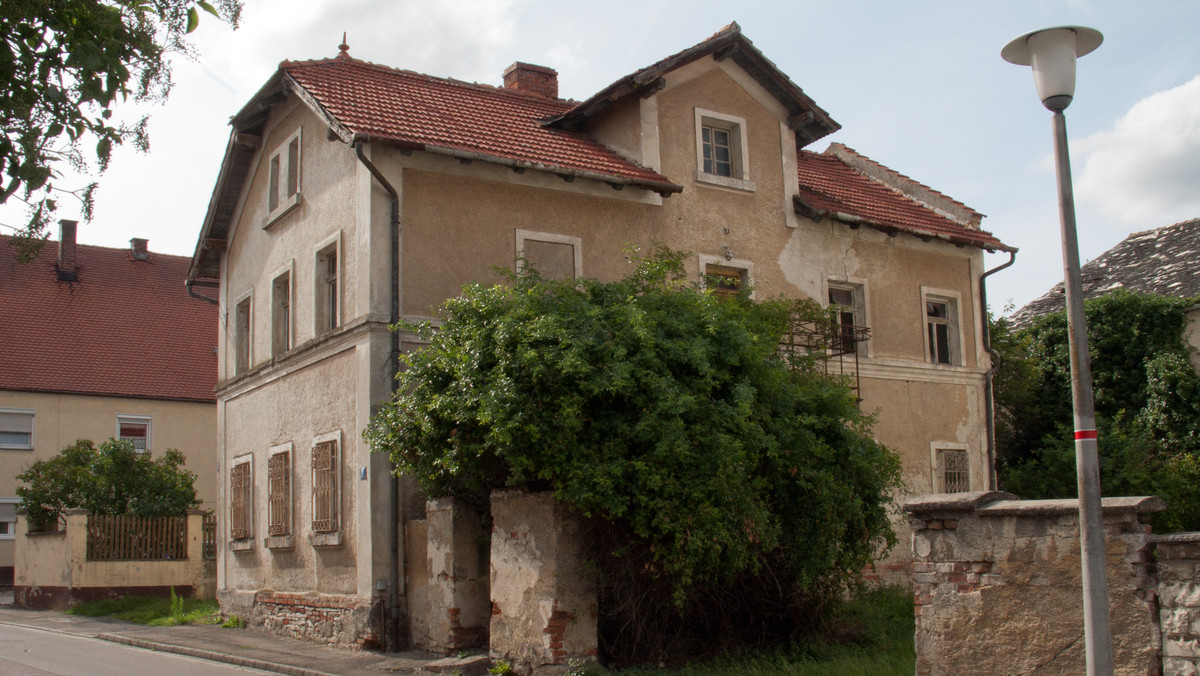 Czerwony pasek na latarni. Ten niepozorny znak to ważna informacja