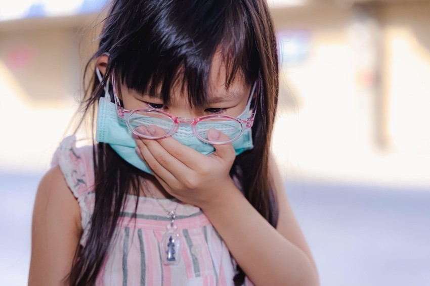 Deca inficirana novim korona virusom pre razviju simptome prehlade nego upale pluća