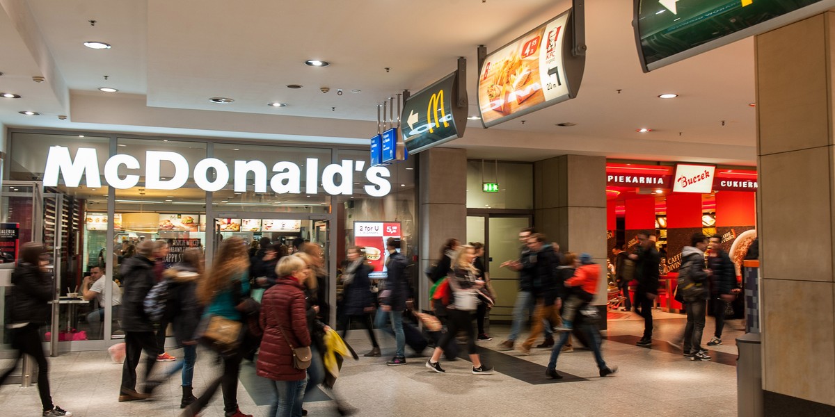 Porównaliśmy zarobki pracowników restauracji McDonald’s w Polsce i w Niemczech. 