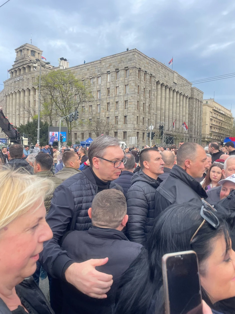 Aleksandar Vučić dočekuje zastavu