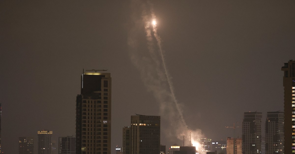 An Iranian rocket  covered 1400 km in 5 minutes? Tel Aviv is defenseless.