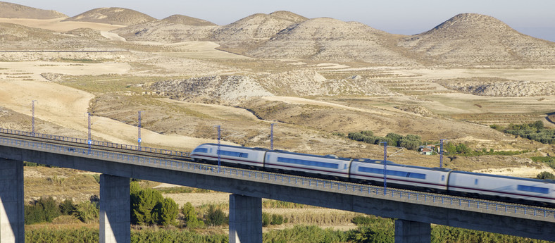 Szybka kolej AVE hiszpańskiej sieci kolejowej RENFE przejeżdza przez wiadukt w Hiszpanii (3). Fot. Shutterstock.