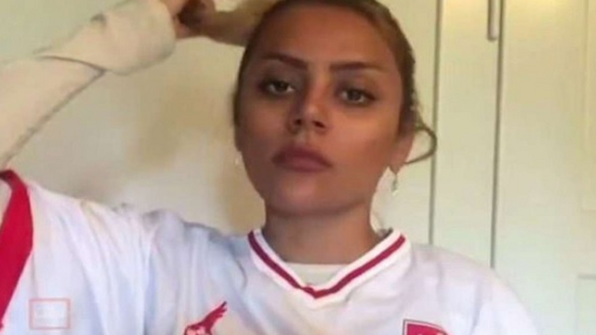 Shiva Amini, jedna z reprezentantek kobiecego irańskiego futsalu, ma poważne problemy. 28-latka podczas pobytu w Szwajcarii wystąpiła bez obowiązkowego hidżabu. Teraz grozi jej areszt. Co ciekawe, piłkarka rozegrała wtedy mecz w koszulce reprezentacji Polski.