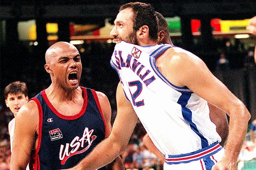 Vlade Divac (desno) bio je jedan od najboljih igrača finala Olimpijskih igara 1996. protiv Amerike, predvođene Čarlsom Barklijem (levo) | Foto: Linda Cataffo/NY Daily News via Getty Images