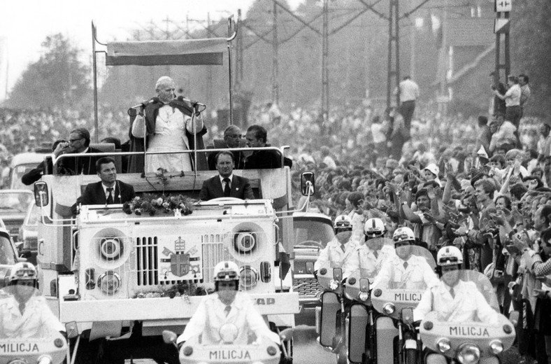 I pielgrzymka papieża Jana Pawła II do ojczyzny. Przejazd ulicami Nowej Huty, 09.06.1979 r.