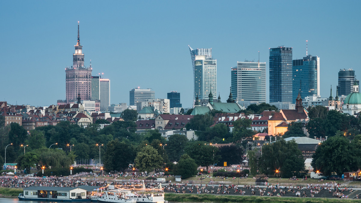 Wrocławska prokuratura regionalna postawiła zarzuty ws. reprywatyzacji Hożej 25 pięciu osobom - w tym b. zastępcy dyrektora BGN Jakubowi R. i innym byłym i obecnym stołecznym urzędnikom. Dotyczą one niedopełnienia obowiązków i dopuszczenie do wydania korzystnych dla określonych osób decyzji.