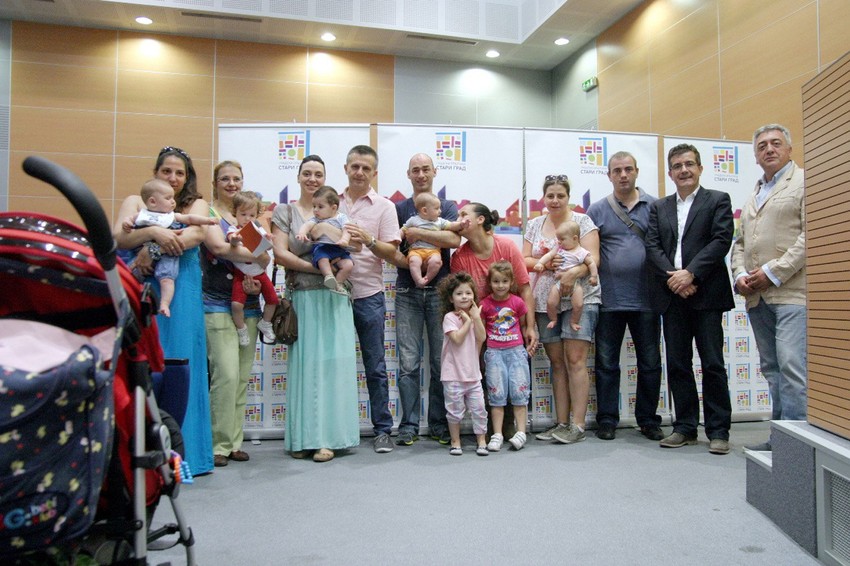 Predsednik opštine Dejan Kovačević obradovao je roditelje još 74 bebe