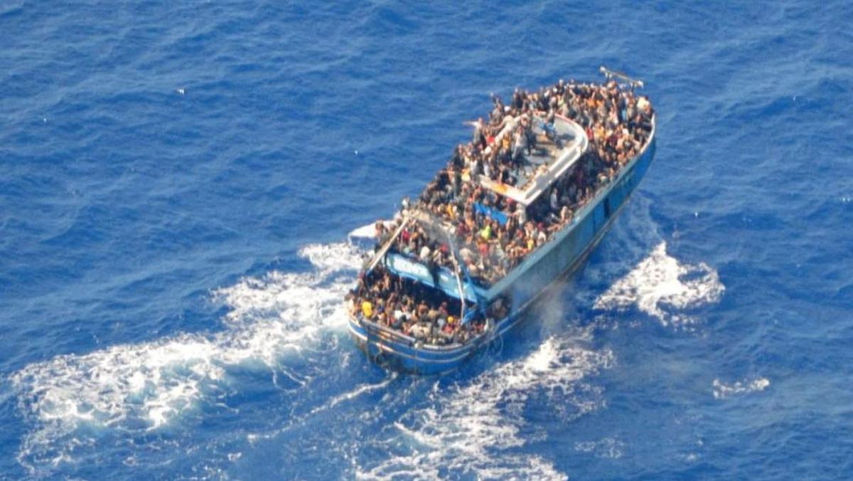 Migranci u wybrzeży Grecji, zanim łódź, którą płynęli, wywróciła się na otwartym morzu. 14 czerwca 2023 r.