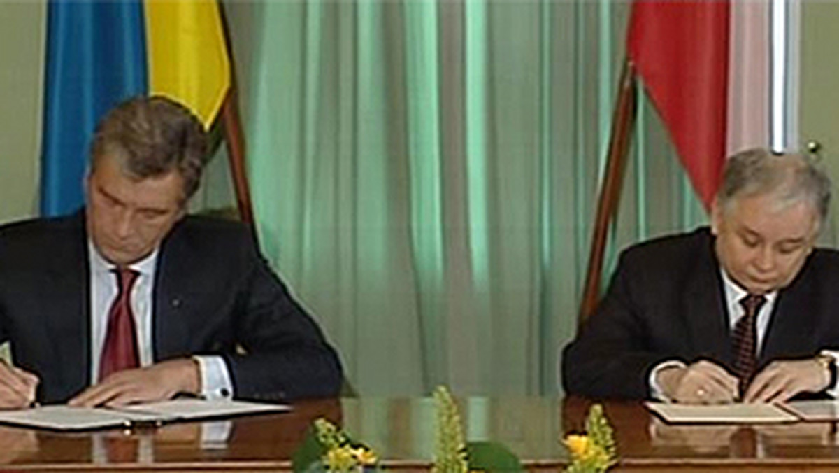 Prezydenci Polski i Ukrainy Lech Kaczyński i Wiktor Juszczenko podpisali w Warszawie deklarację w sprawie pogłębienia współpracy podczas przygotowań do Mistrzostw Europy w Piłce Nożnej Euro 2012.