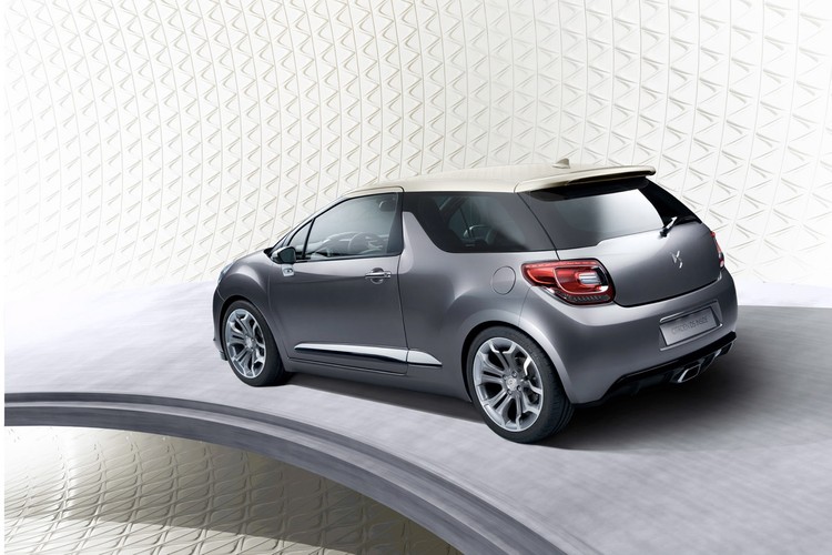 Jednak Francuzi jakoś nie czują przed nimi strachu - jeszcze wiosną podczas salonu samochodowego w Genewie prototypowy DS Inside objawił światu odrodzenie legendarnej bogini z lat 50 ubiegłego stulecia