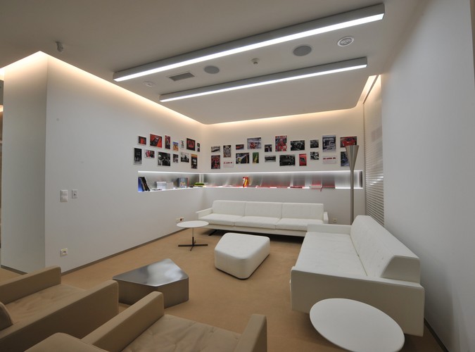 Salon kultowych włoskich samochodów Ferrari już został otwarty w dawnym gmachu KC przy ul. Nowy Świat 6/12 w Warszawie.