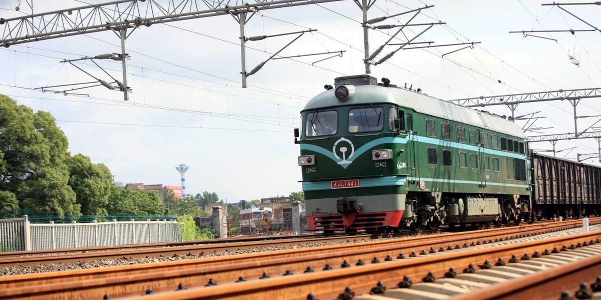 Nowy Jedwabny Szlak to sieć dróg transportowych łączących Chiny i Europę Zachodnią. Jedna z jego kolejowych odnóg biegnie przez Polskę. 