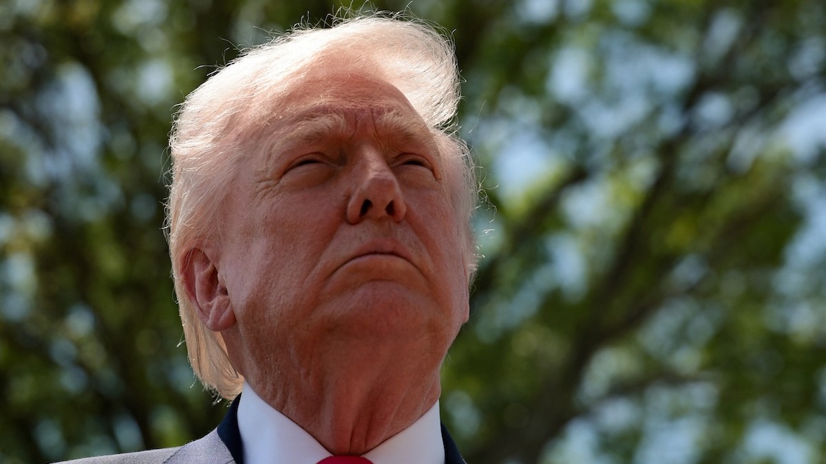 Americký prezident Donald Trump sa rozpráva s médiami pri odchode z Bieleho domu do Las Vegas, 16. apríla 2026.