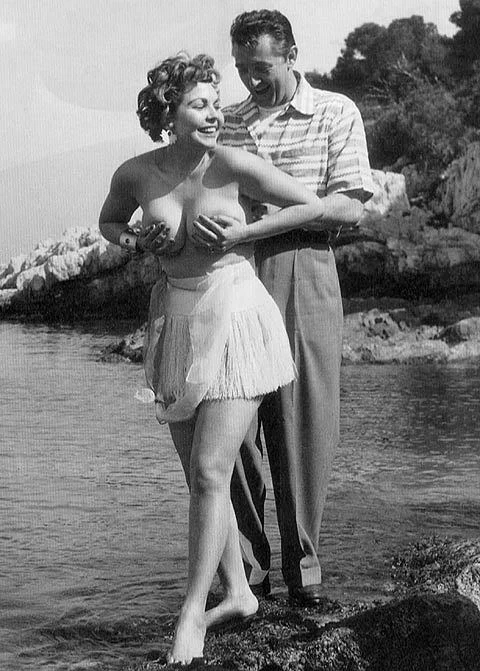 Piersi Simone Sylvy i Robert Mitchum na festiwalu w Cannes w 1954 roku
