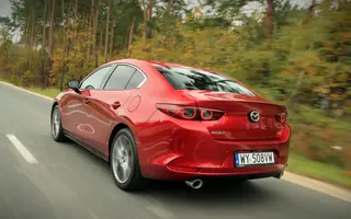 Test Mazdy 3 sedan z silnikiem 2.0 Skyactiv-X (180 KM)