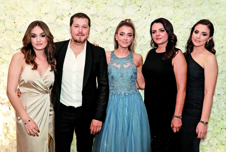 Aco Pejović sa suprugom i ćerkama