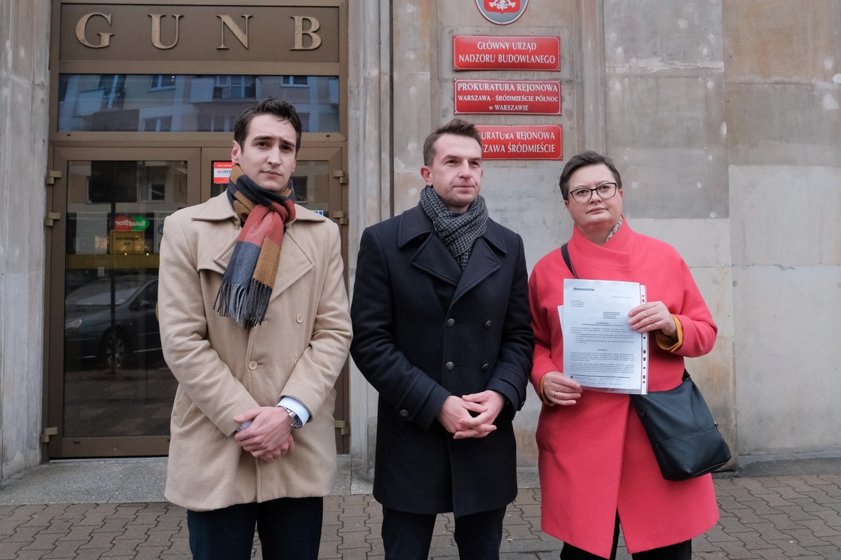Przewodniczący partii Nowoczesna Adam Szłapka (C), posłanka Nowoczesnej Katarzyna Lubnauer (P), przewodniczący Młodych Nowoczesnych Andrzej Prendke (L) podczas konferencji prasowej przed Prokuraturą Rejonową Warszawa-Śródmieście