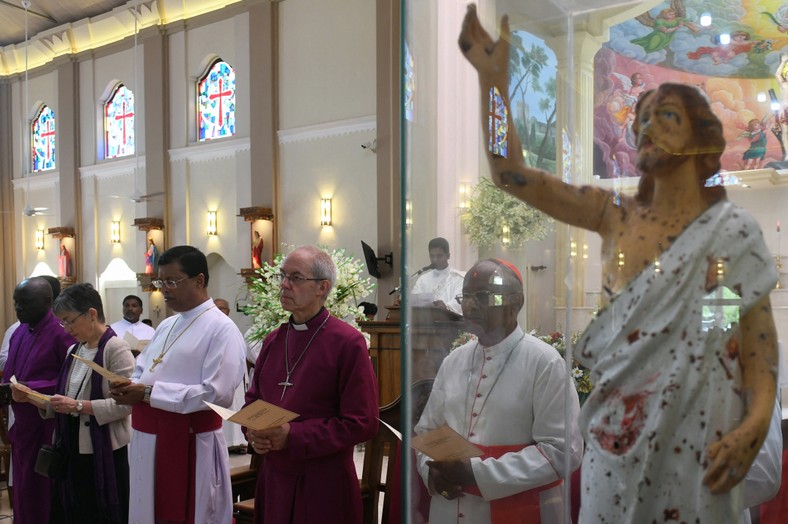 Una estatua de Jesús manchada con la sangre de los creyentes.