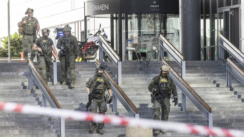 Duńska policja przed centrum handlowym