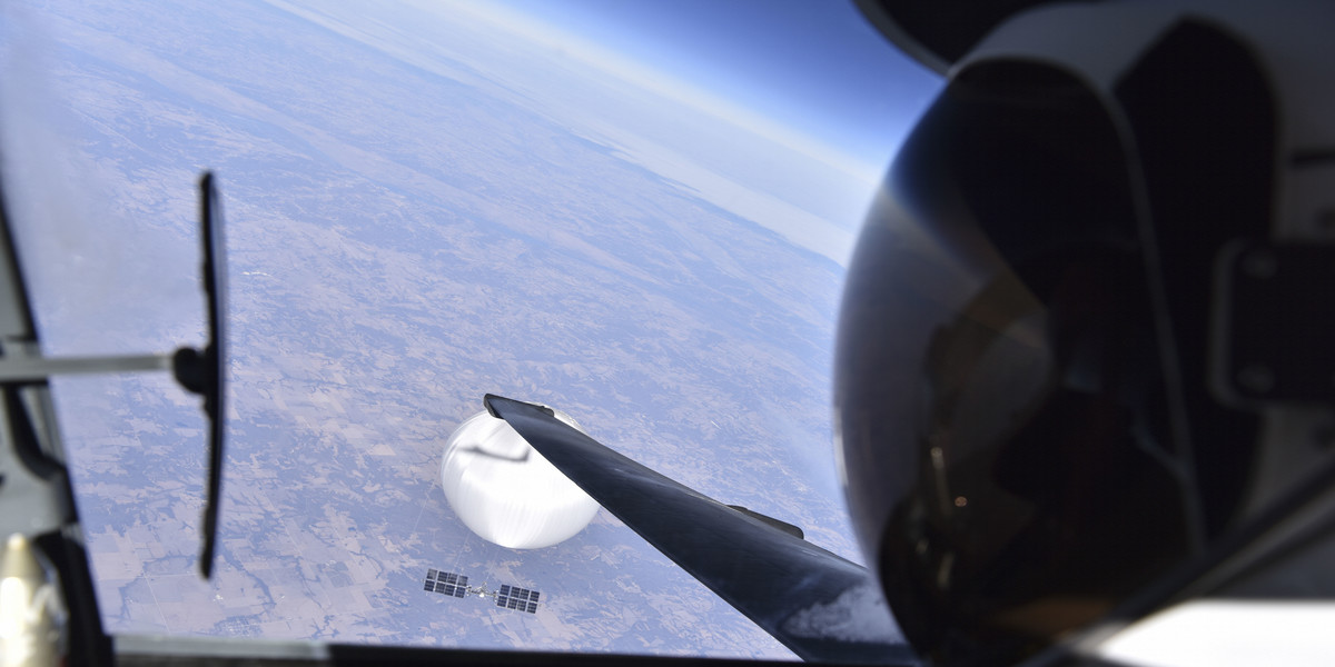 Pilot Sił Powietrznych USA namierza podejrzany chiński balon obserwacyjny.