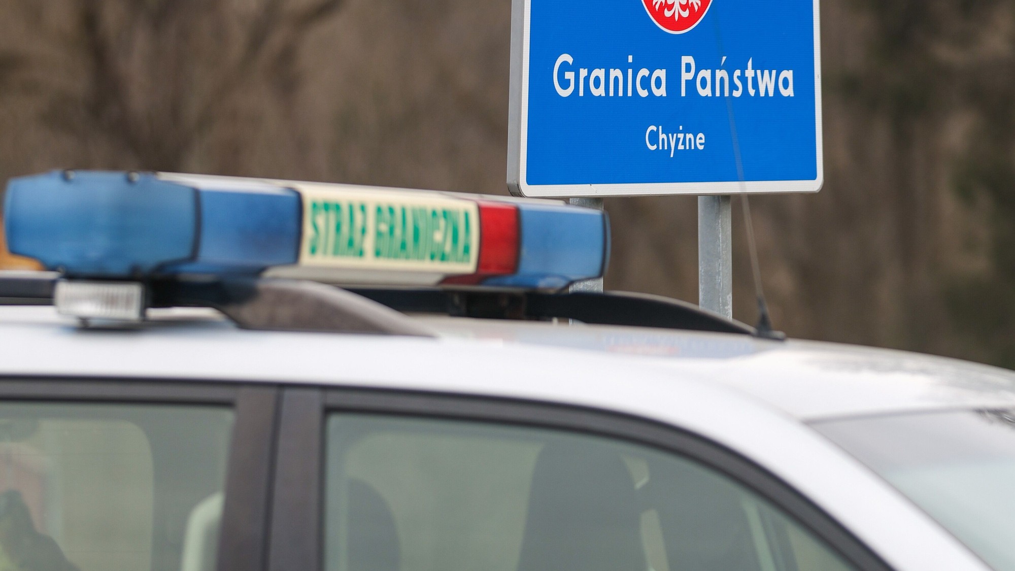 Policajné auto na poľsko-slovenskom hraničnom priechode Chyžné - Trstená na juhu Poľska.