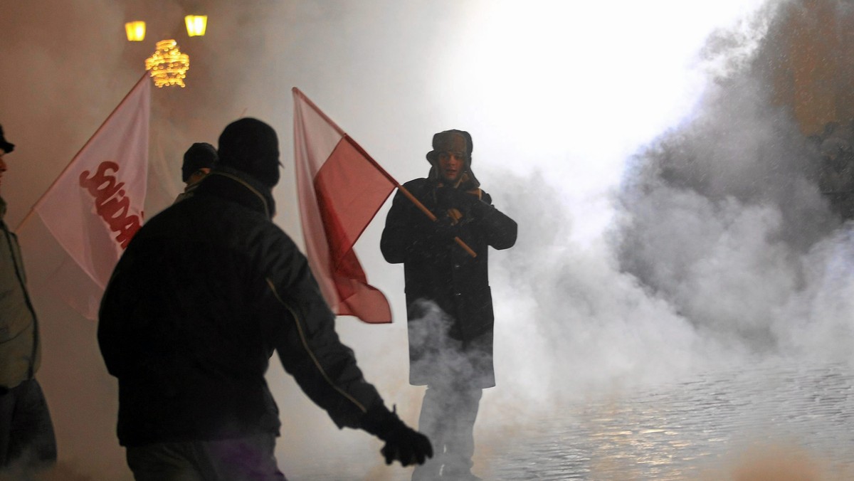 Za kilka miesięcy w centrum Olkusza ma zostać odsłonięty pomnik Ofiar Komunizmu. Przewodniczący komitetu budowy tego obiektu Adam Giera zadeklarował, że jeśli nic nie stanie na przeszkodzie uroczystość odbędzie się w 30. rocznicę wprowadzenia stanu wojennego 13 grudnia 2011 r.