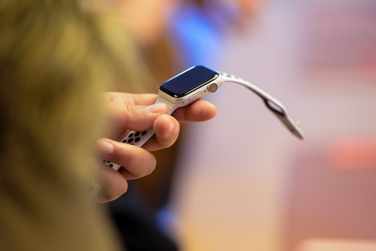 W piątek na półkach w salonach pojawiły się też po raz pierwszy nowe zegarki Apple Watch Series 4. W Stanach Zjednoczonych urządzenie to będzie wyposażone w funkcję EKG.