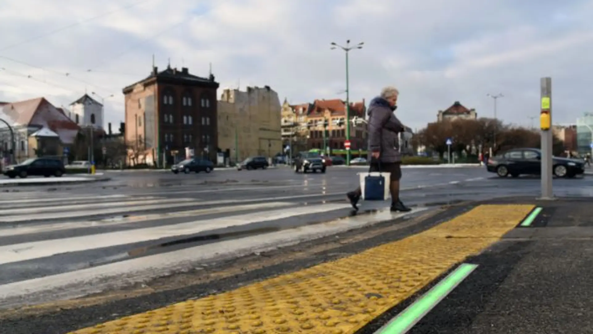 Poznań testuje podświetlane przejścia z myślą o "smartfonowych zombie"