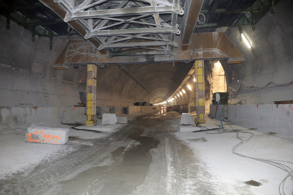 Końcowy etap budowy najdłuższego tunelu drogowego w Polsce pod Luboniem Wielkim na Zakopiance. 