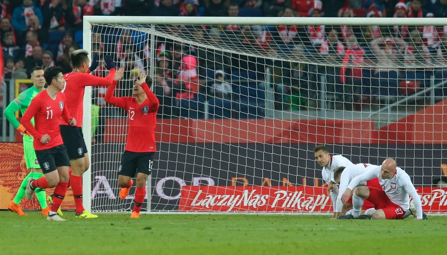 Joo-ho Park (L) z Korei Południowej cieszy się z bramki strzelonej reprezentacji Polski