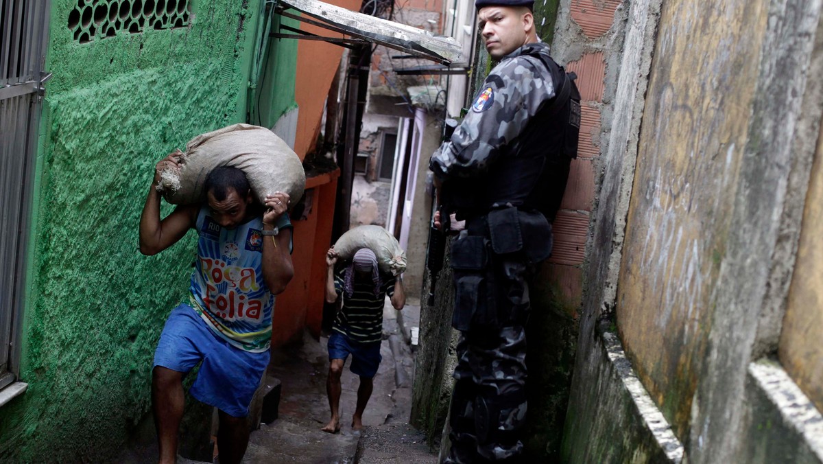 Brazylia Specjalne Sily Policji Odbijaja Fawele Z Rak Gangow Wiadomosci
