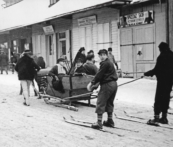 Przedwojenne Zakopane: Krupówki środkowe / Maciej Pinkwart 'Przedwojenne Tatry, Zakopane i Podhale. Najpiękniejsze fotografie'  Wydawnictwo RM