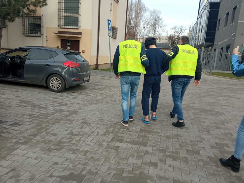 Po udzieleniu pomocy medycznej w niedzielę policja zatrzymała 35-latka, a w poniedziałek był on przesłuchiwany w prokuraturze — fot. Komenda Wojewódzka Policji w Łodzi