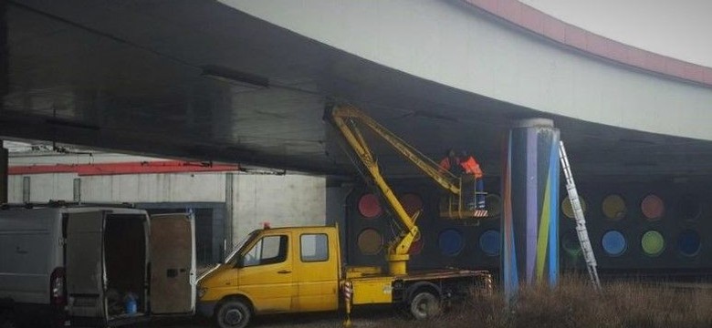 Siatki przeciw gołębiom na rondzie Mogilskim