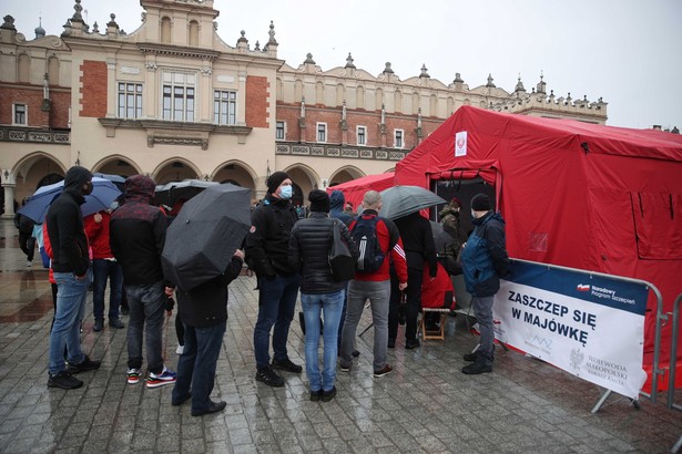 Kolejki do punktu szczepień masowych przeciwko COVID-19 na Rynku Głównym w Krakowie