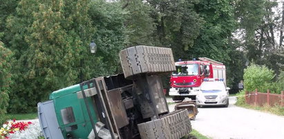 Koparka przygniotła mężczyznę w parku w Ciechocinku!