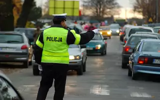 Na drogach - butelka trafiła w nasz samochód