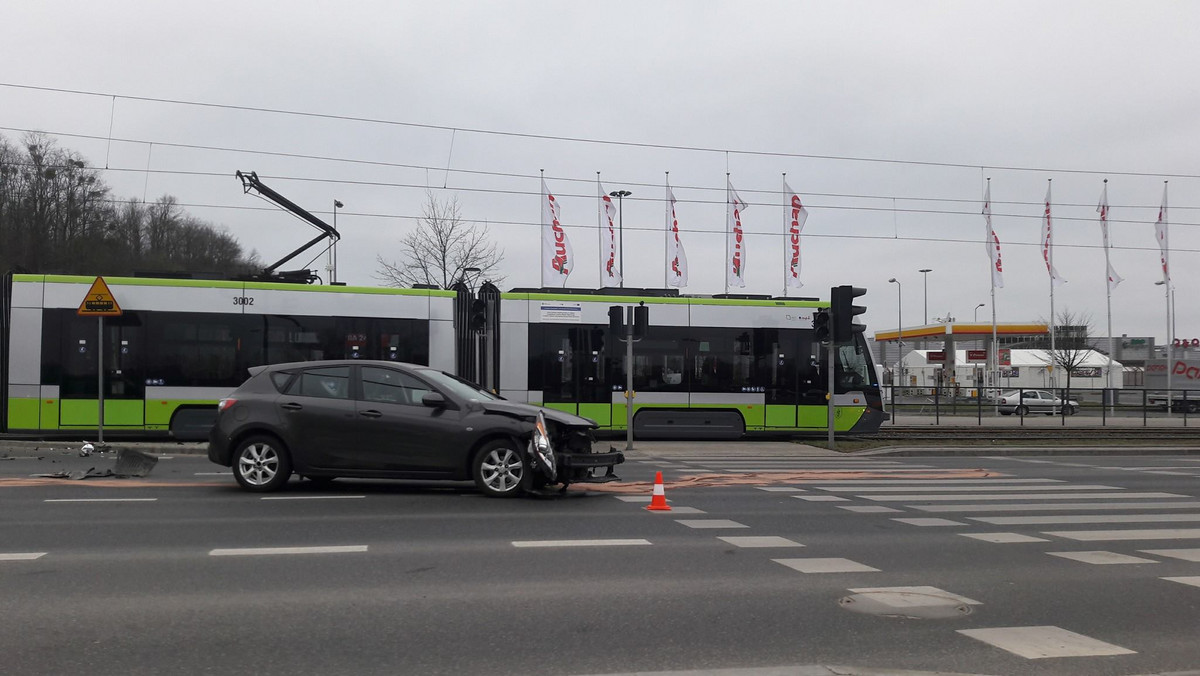 W Olsztynie na ulicy Sikorskiego miał miejsce wypadek. Auto osobowe zderzyło się z tramwajem.