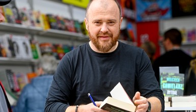 Wraca kultowy bestseller polskiego autora. Cykl z ekscentrycznym detektywem